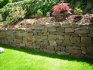 Natursteinmauer mit Garten