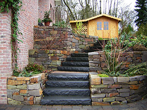 Natursteinmauer mit Treppe