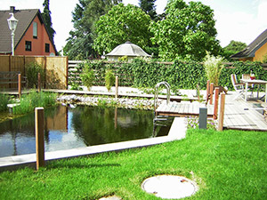 Schwimmteich mit Garten